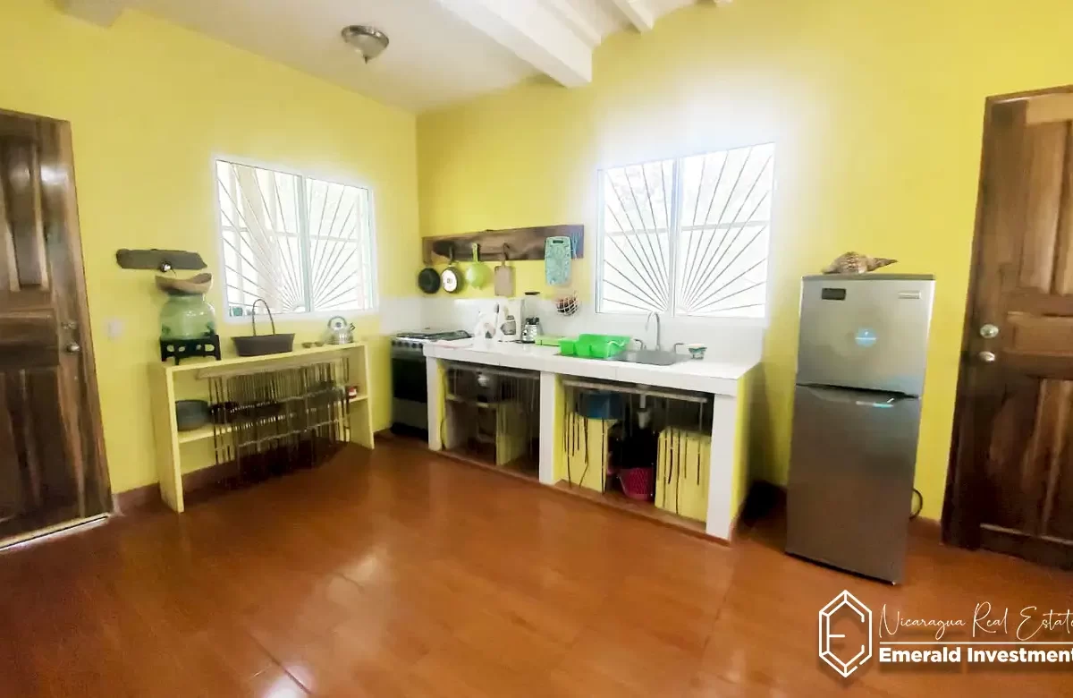 Casa con Lote en Playa Gigante Casa Victoria