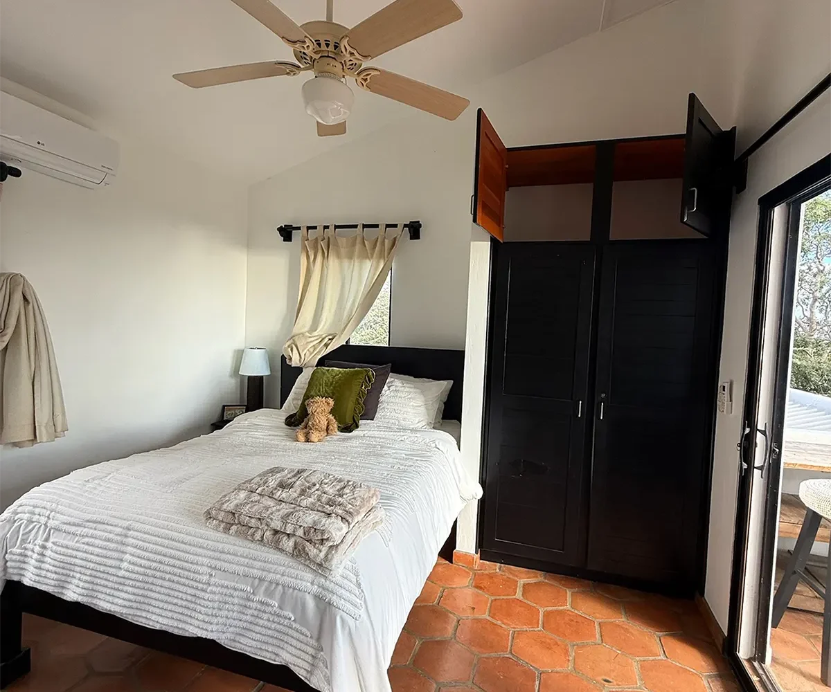 Dormitorio del nivel superior con ventilador de techo en Casa Cerca del Cielo, Rancho Santana