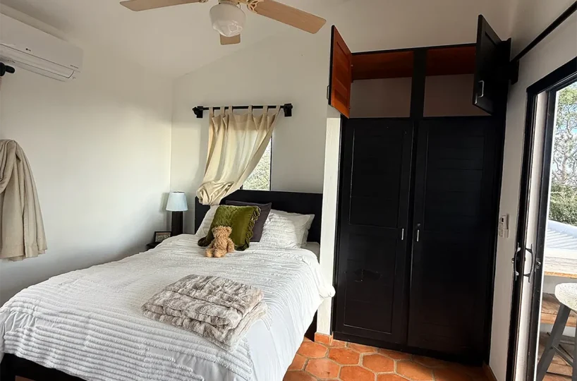 Dormitorio del nivel superior con ventilador de techo en Casa Cerca del Cielo, Rancho Santana