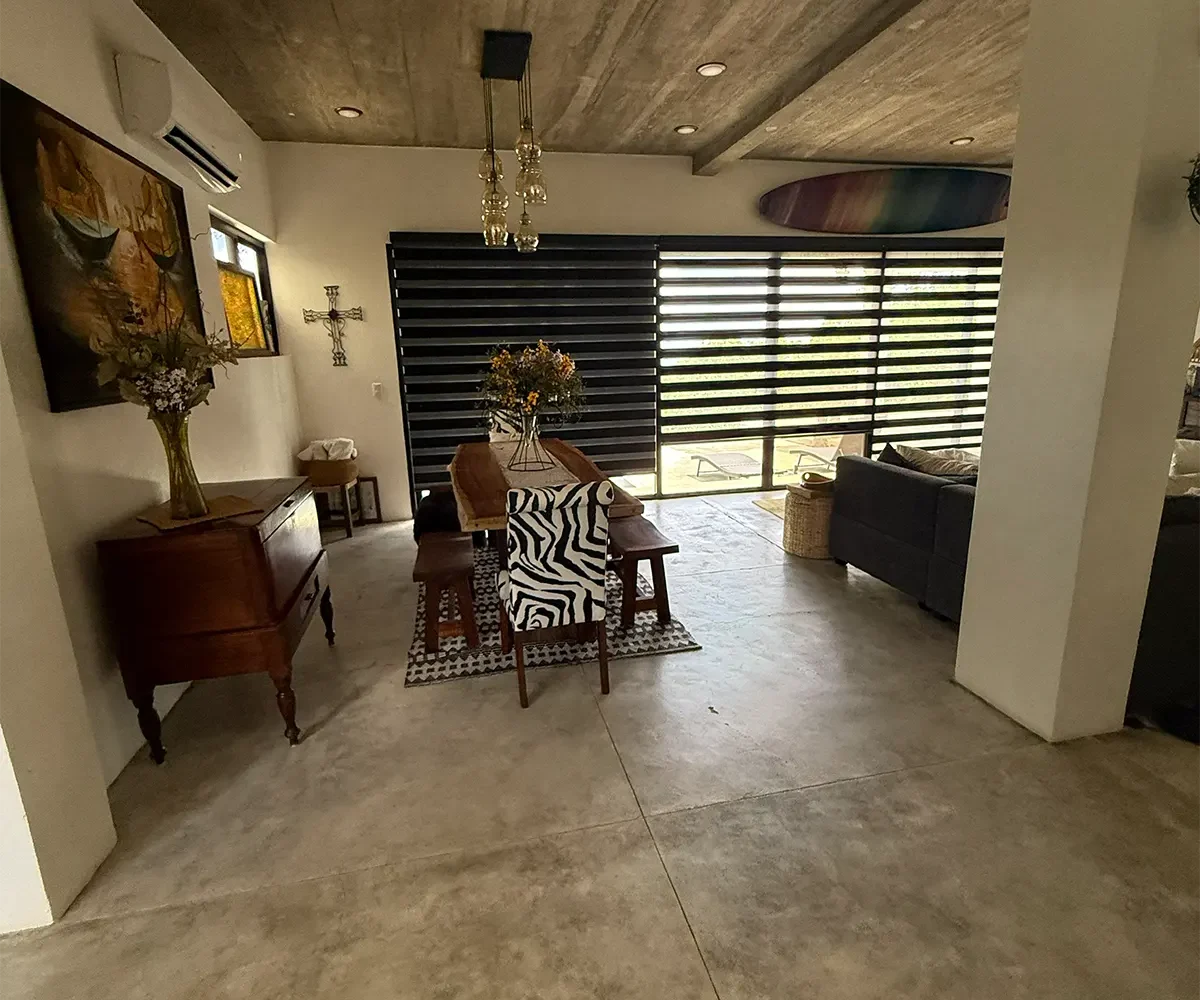 Sala de estar con techo de madera en Casa Cerca del Cielo, Rancho Santana