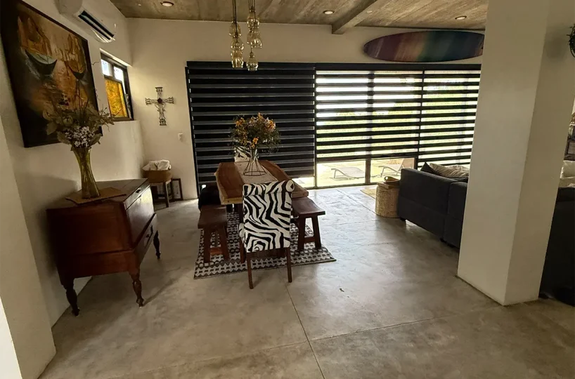 Sala de estar con techo de madera en Casa Cerca del Cielo, Rancho Santana