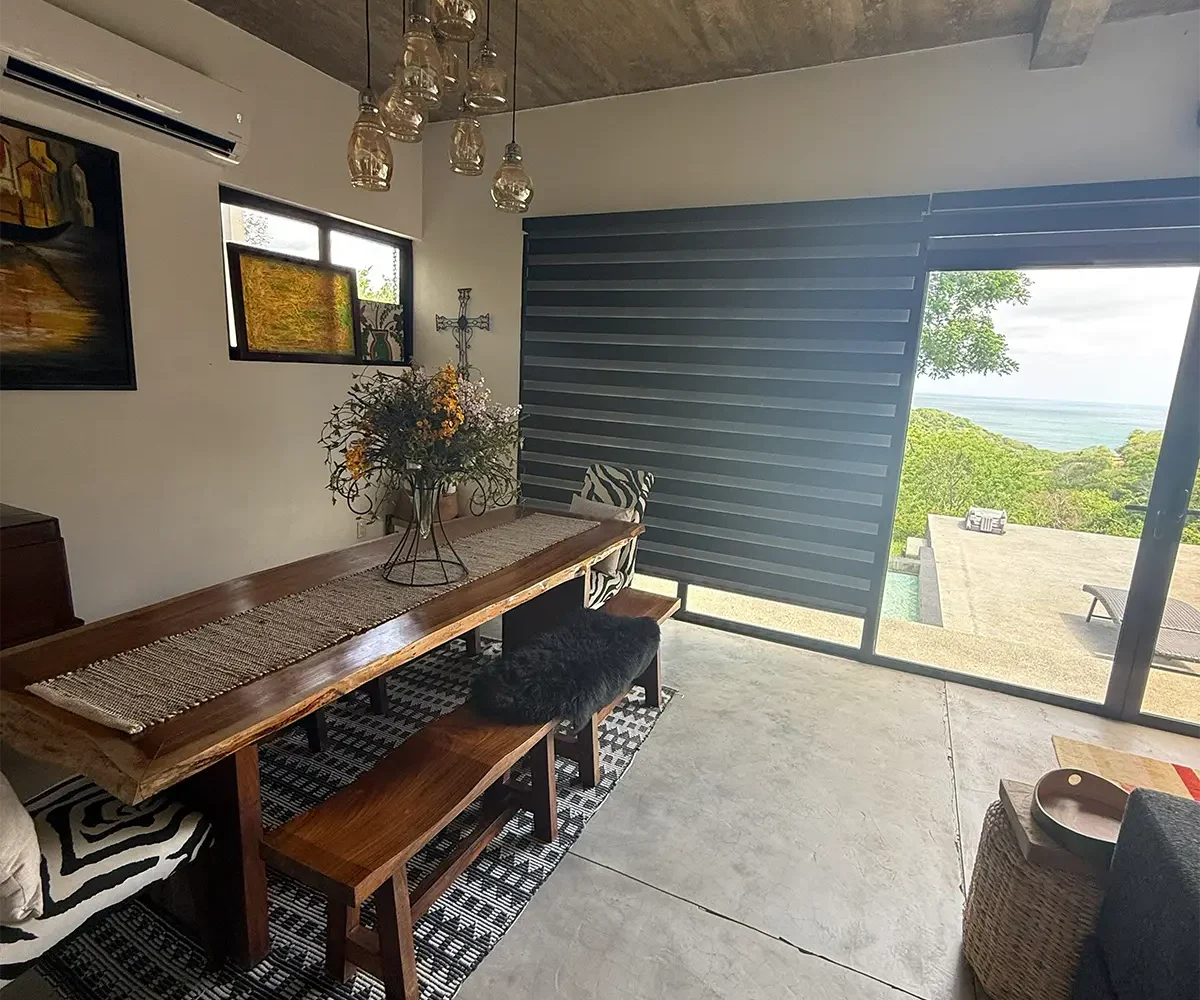 Comedor con techo de madera y puertas de cristal, Casa Cerca del Cielo
