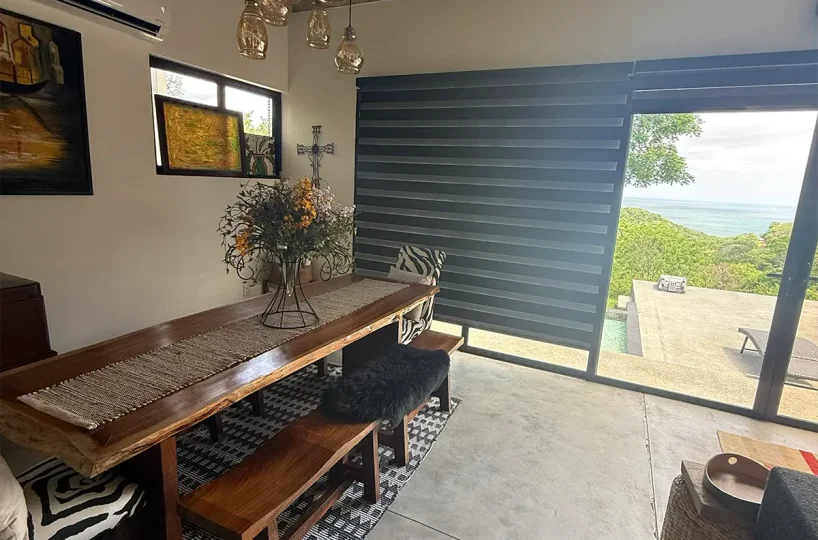 Comedor con techo de madera y puertas de cristal, Casa Cerca del Cielo
