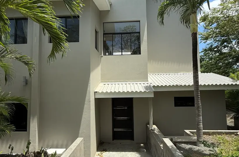 Entrada principal con palmeras en Casa Cerca del Cielo, Rancho Santana