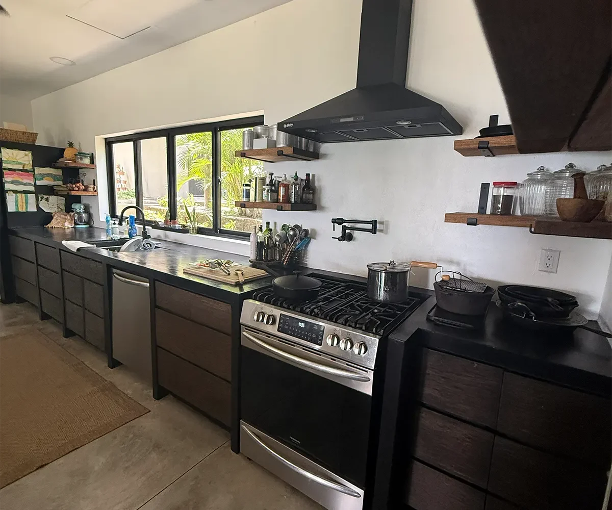 Cocina de chef con estufa a gas en Casa Cerca del Cielo, Rancho Santana