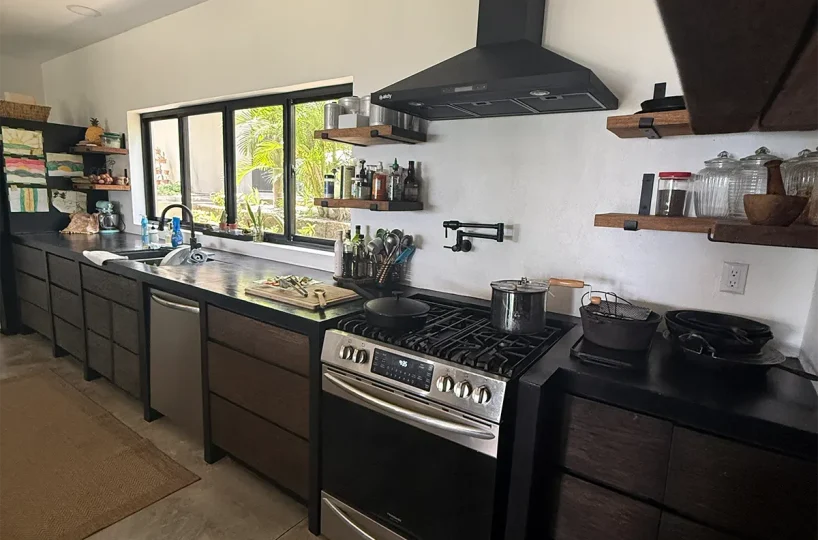 Cocina de chef con estufa a gas en Casa Cerca del Cielo, Rancho Santana