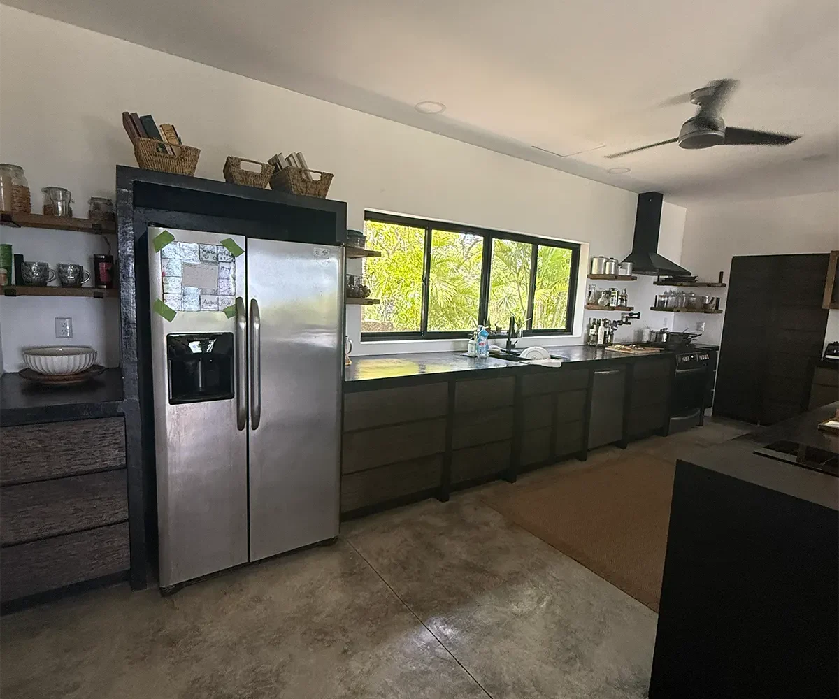 Cocina con isla y refrigerador de acero inoxidable, Casa Cerca del Cielo
