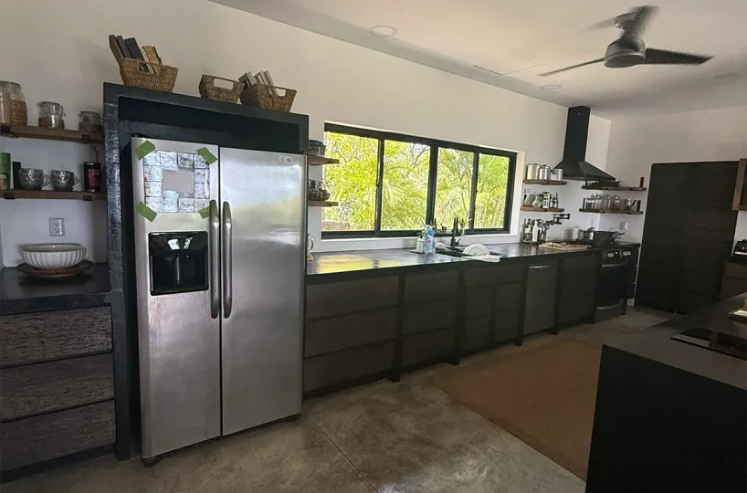 Cocina con isla y refrigerador de acero inoxidable, Casa Cerca del Cielo