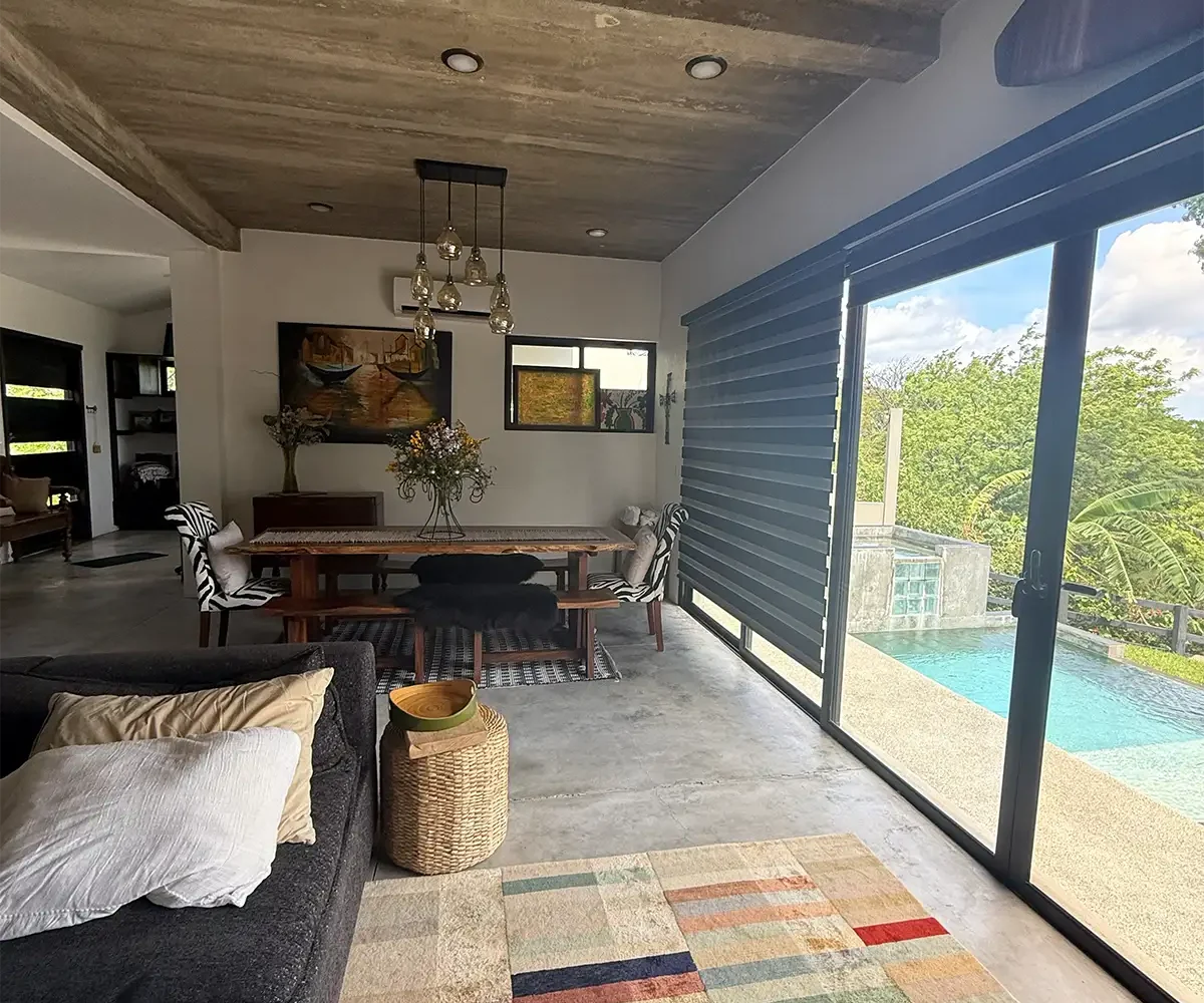 Sala de estar y comedor abiertos con acceso a la piscina, Casa Cerca del Cielo