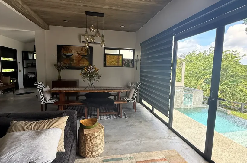 Sala de estar y comedor abiertos con acceso a la piscina, Casa Cerca del Cielo