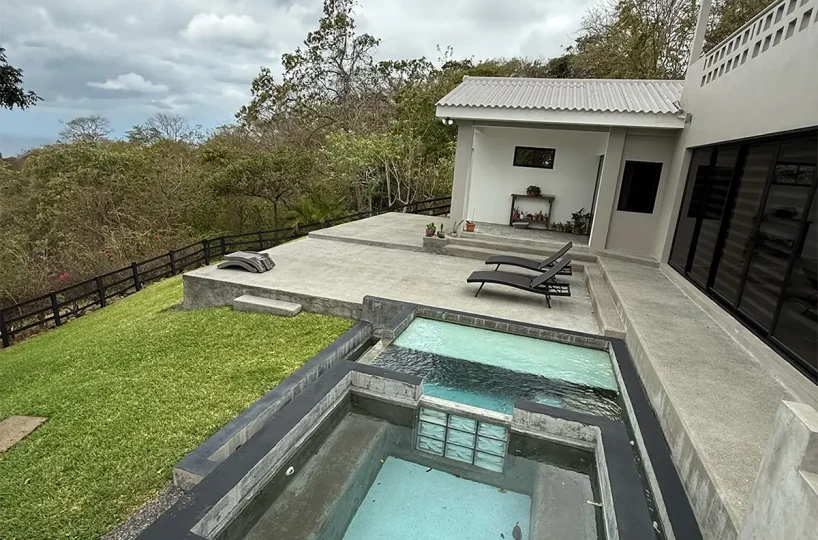 Piscina, jacuzzi y jardín en Casa Cerca del Cielo, Rancho Santana casa en venta