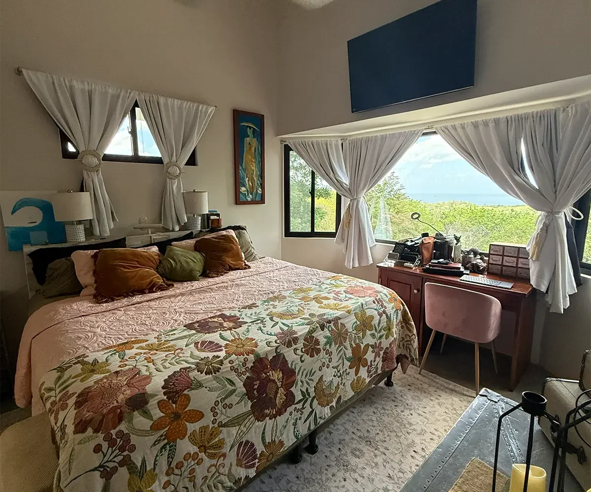 Dormitorio principal con ventanas con vista al jardín y al océano, Casa Cerca del Cielo