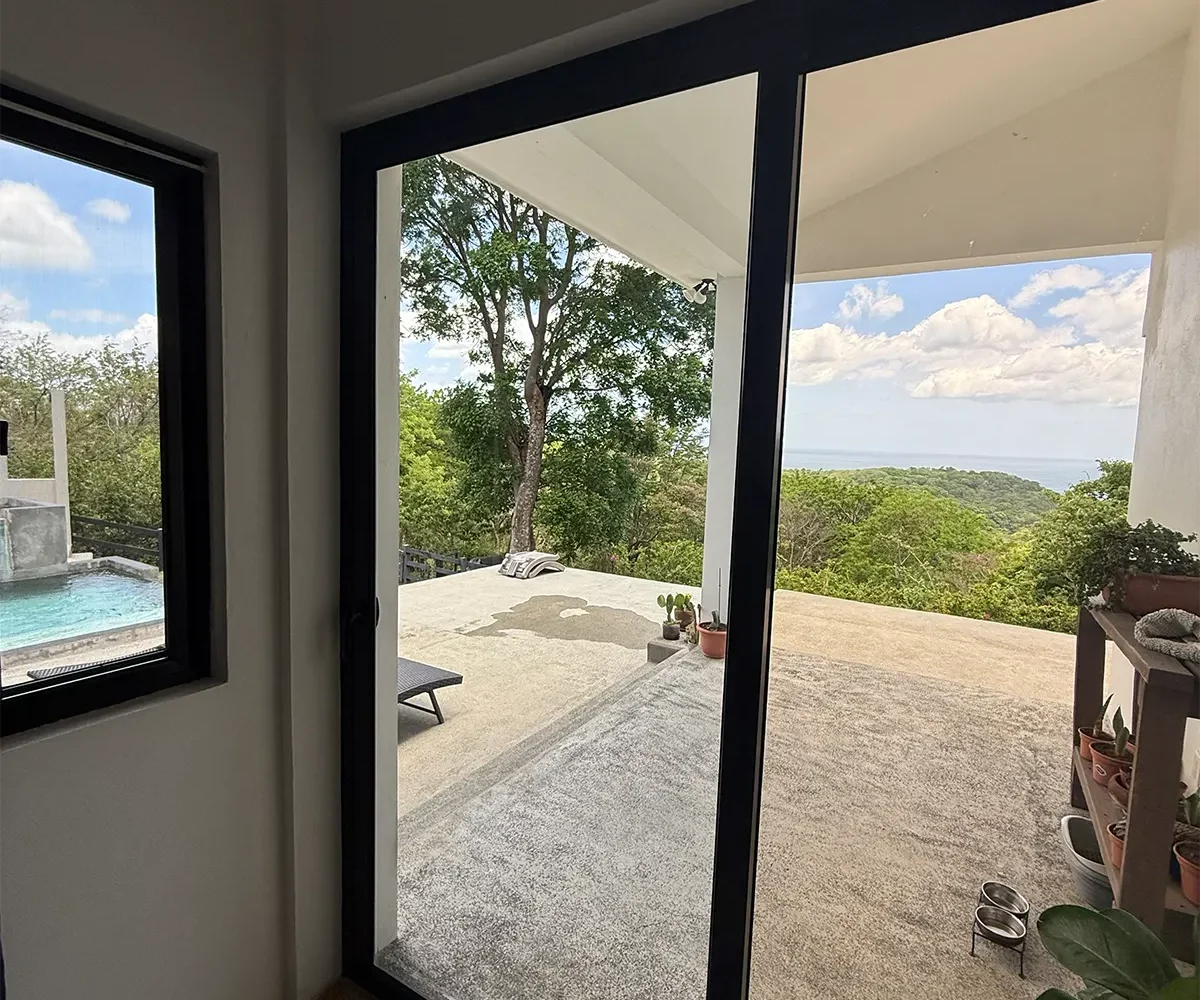 Puertas de cristal que dan a la terraza exterior y a la piscina, Casa Cerca del Cielo