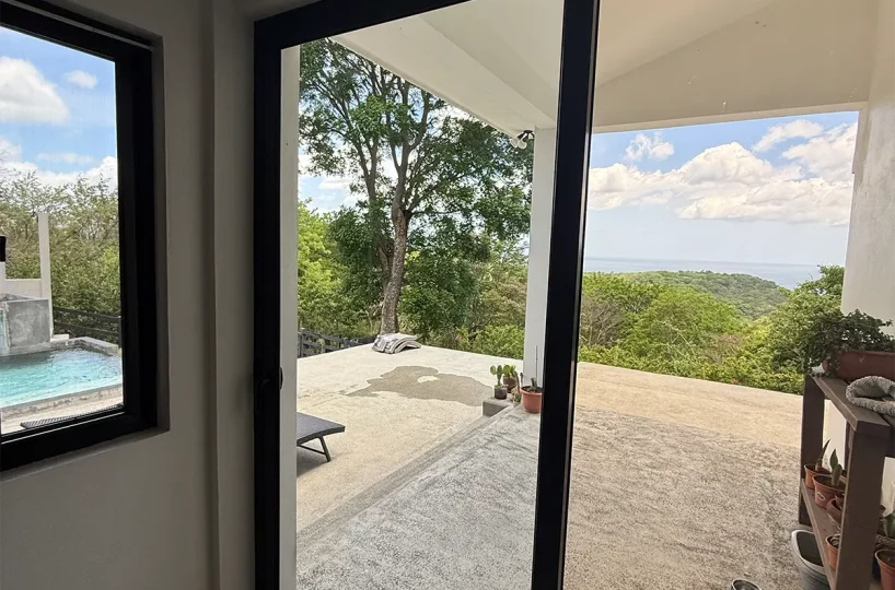 Puertas de cristal que dan a la terraza exterior y a la piscina, Casa Cerca del Cielo