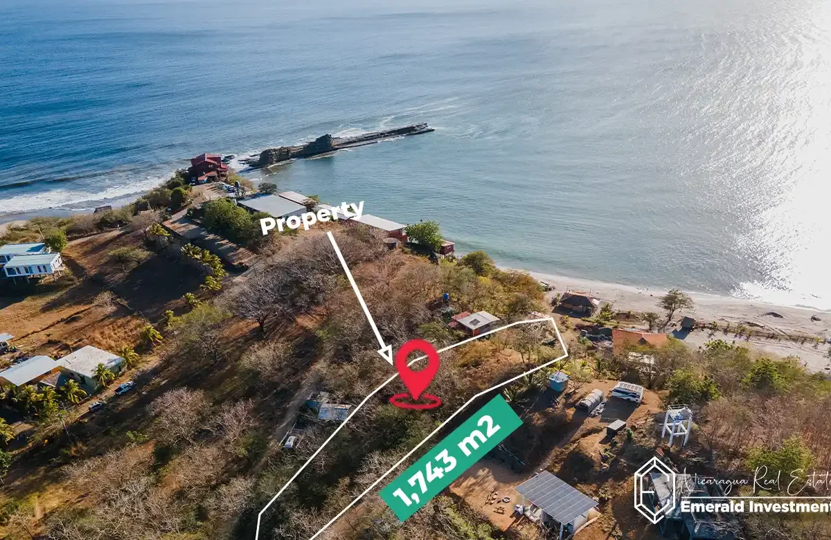 Участок с видом на океан продается недалеко от залива Бегиннер в Плайя-Попойо.